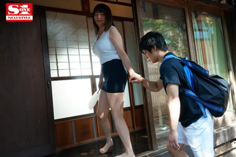 Anh chàng dâm đãng cò khi nhìn trộm em họ vụng trộm với chồng