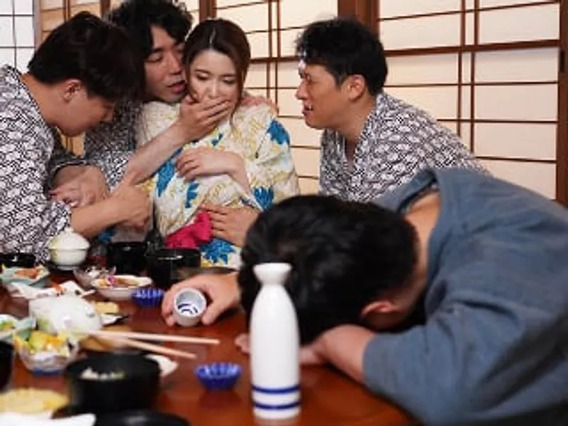 đưa vợ yêu đi suối nước nóng, ông chồng không biết bà xã bị người khác trả bài sấp mặt