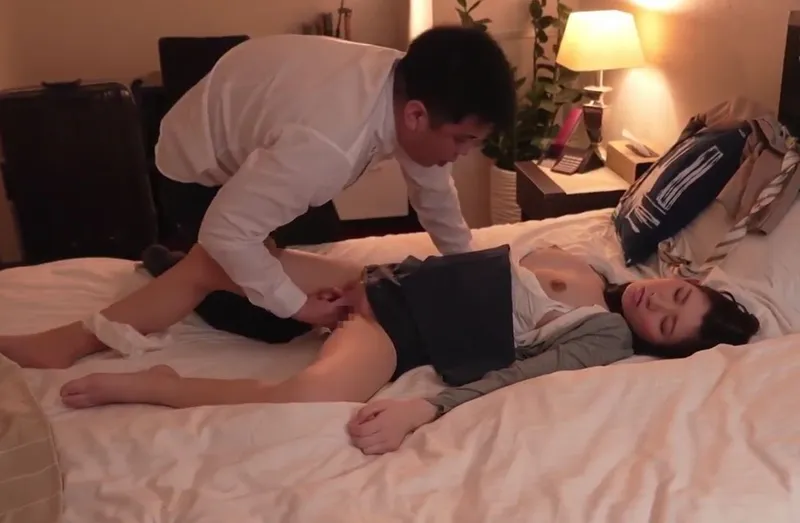 Biết em thư ký sắp kết hôn, tiền bối chuốc thuốc mê quan hệ cô nàng cả đêm trong chuyến công tác