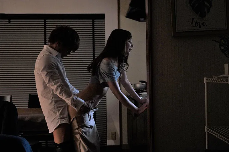 Sếp đi công chuyện, cậu nhân viên đến nhà đụ người vợ ông ấy