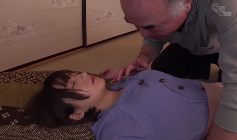 Bố anh xã vô tình làm người tình của con trai ngất xỉu rồi sau đó …